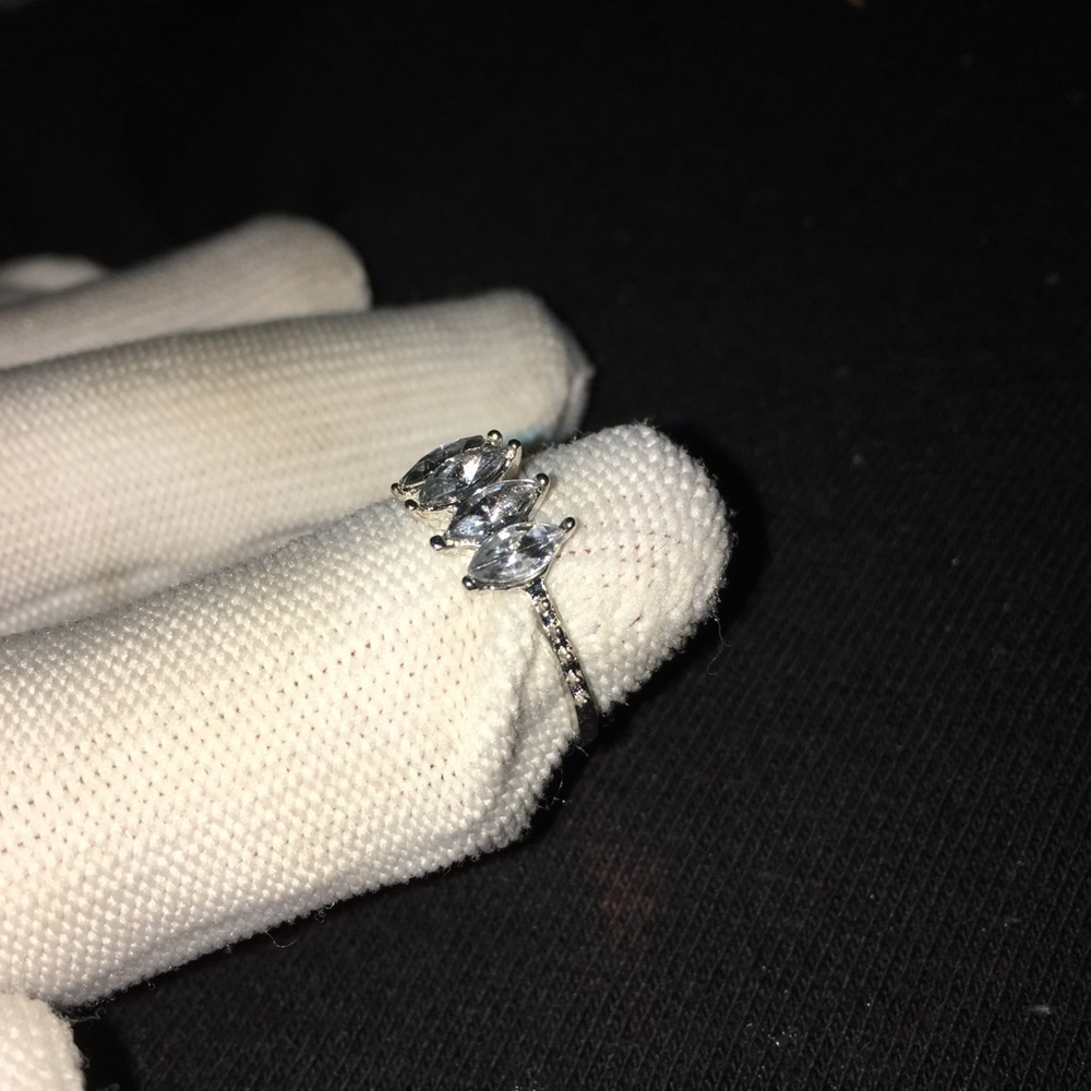 ANGLE DIAMOND RING - Picture 8 of 12